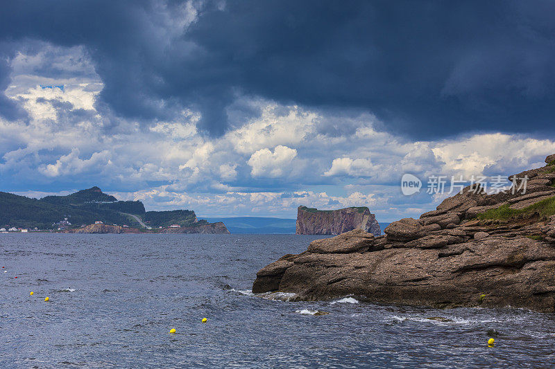 美丽的博纳旺蒂尔岛位于Percé，是魁北克国家公园系统的一部分，从那里可以看到Rocher Percé在背景中。